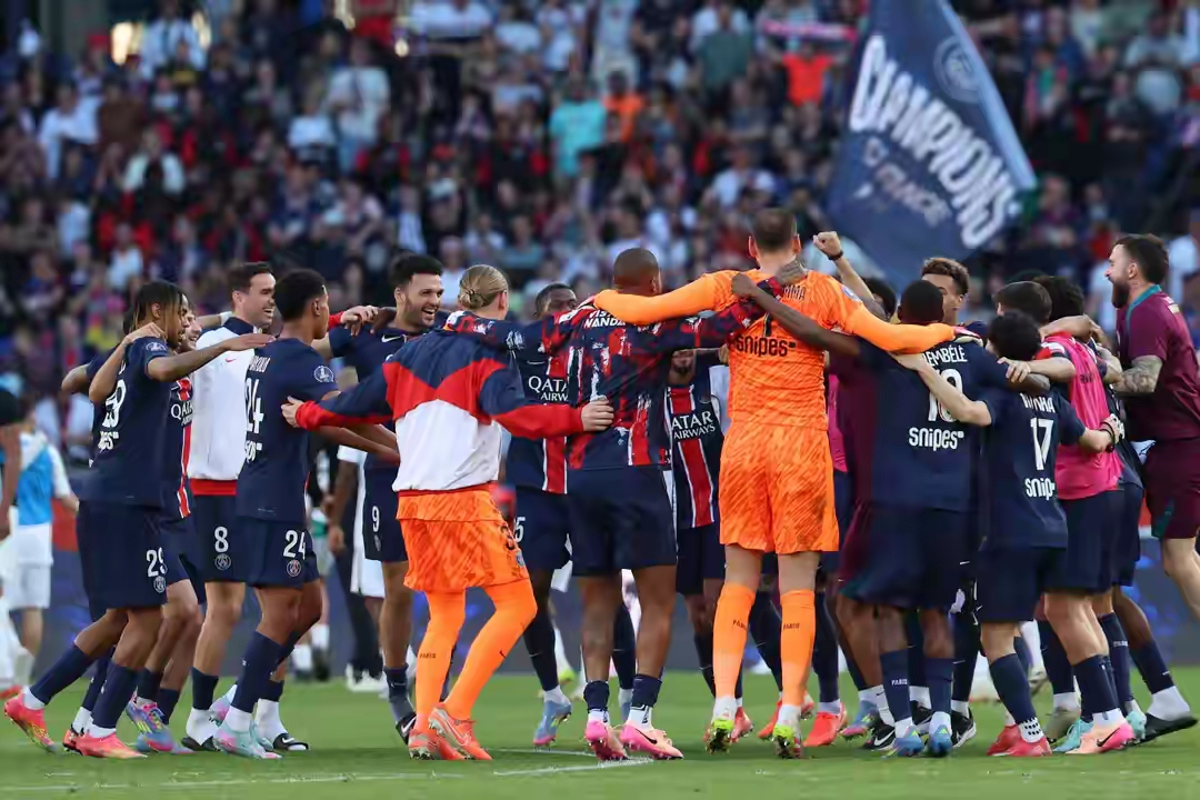 赛地聚焦——法国杯转会期热度飙升，洛杉矶快船篮板制胜，质疑声仍在，身体对抗强度拉满的简单介绍